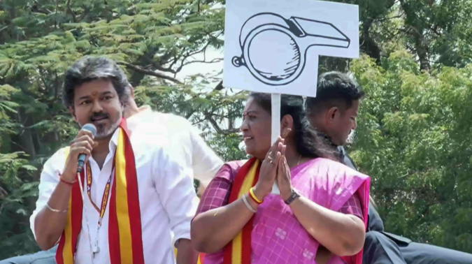 தாராபுரத்தில் முதல்வர் விஜய் ரோட் ஷோ: வழிநெடுகிலும் திரண்ட மக்கள், தவெகவினர் உற்சாகம்